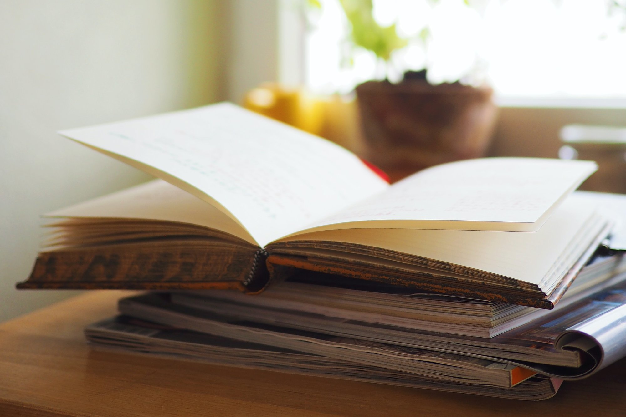 Livre ouvert sur un bureau en bois